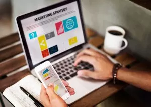 Representação visual de uma marca construindo sua presença digital, interagindo com o público e oferecendo conteúdo valioso.