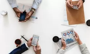 Representação visual de um site subindo nos resultados de pesquisa graças a estratégias eficazes de SEO.