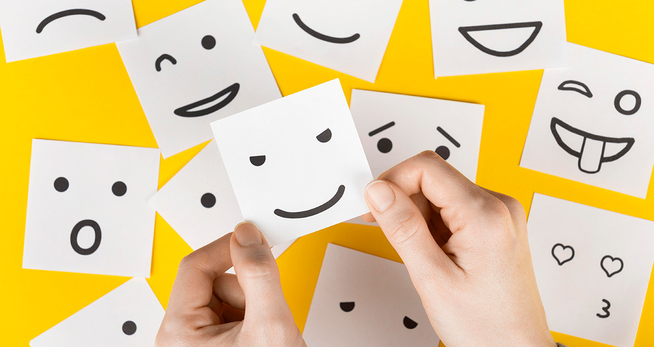 Representa uma interação positiva entre um cliente sorridente e um representante da empresa, simbolizando conexão emocional.