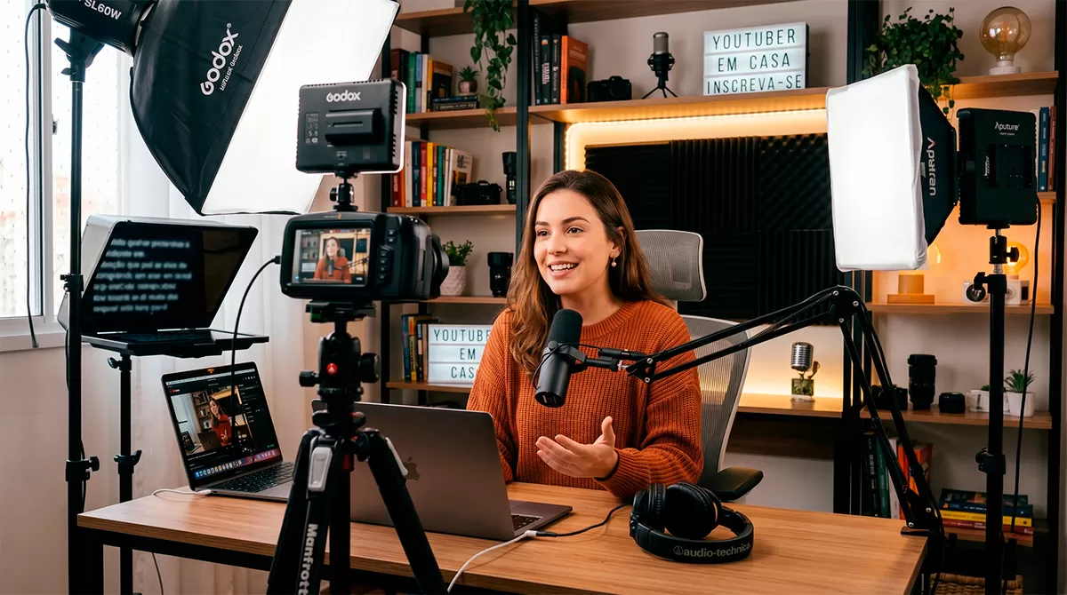 Criador de conteúdo gravando vídeo para YouTube com representação de nichos variados